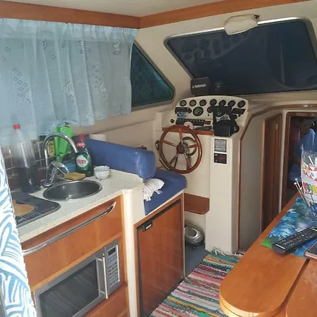 Botel Barco En